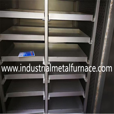 इंडस्ट्रियल ट्रे ओवन जिसका उपयोग घटकों को सूखने और इलाज करने के लिए किया जाता है