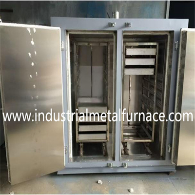 इंडस्ट्रियल ट्रे ओवन जिसका उपयोग घटकों को सूखने और इलाज करने के लिए किया जाता है